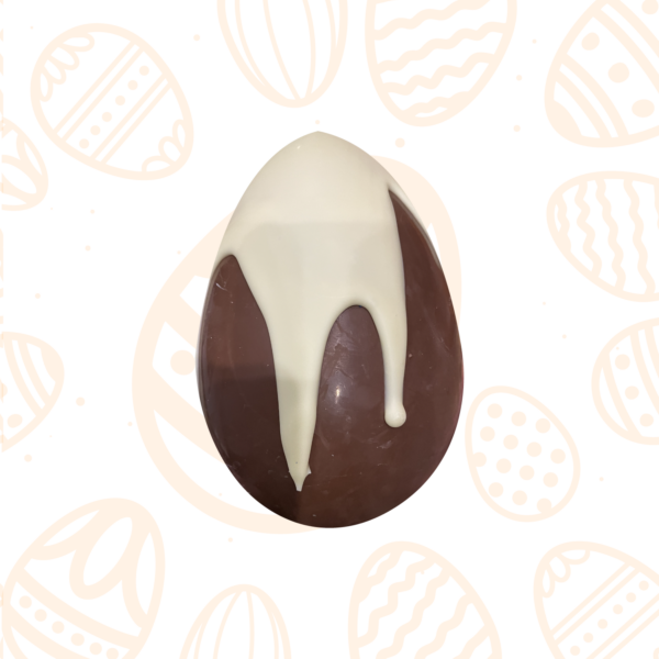 Uovo a latte con colata di cioccolato bianco